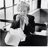 Marilynka Monroe eating nuggets on set niagara 1952