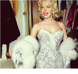 Marilyn Monroe przygotowuje się do premiery filmu „Jak poślubić milionera” w Hollywood, 4 listopada 1953 r.