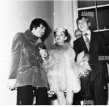 Pobrali się 15 marca 1969 roku w Londynie. Po ceremonii Garland tak skomentowała związek z nim: To jest to. Po raz pierwszy w moim życiu jestem naprawdę szczęśliwa. Nareszcie jestem kochana. Trzy miesiące później Deans znalazł martwą żonę na podłodze łazienki wynajmowanego przez nich domu w londyńskiej dzielnicy Chelsea[2]. Przyczyną jej śmierci było przypadkowe przedawkowanie barbituranów. 