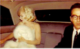 Marilyn i Montgomery Clift biorą udział w premierze jednoosobowego przedstawienia Yvesa Montanda „Wieczór z Yvesem Montandem” 21 września 1959 r.