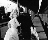 Marilyn w bawełnianej sukience w paski bez rękawów i Arthur Miller pędzą do czekającego pociągu na Union Station w Waszyngtonie, 23 maja 1957 r.