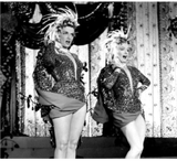 Jane russell and Marylin Monroe on set gentlemans prefers blondes 1952