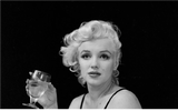 Norma Jeane uwielbiała się kochać. Seks był dla niej czymś naturalnym, jak zjedzenie rano śniadania. Z tym nie było nigdy kłopotów… Samo rozbieranie się wprowadzało nas niezmiennie w stan podniecenia, czasami nie zdążyliśmy nawet zgasić światła, a już trzymaliśmy się w objęciach… Lubiła też trochę mnie podrażnić i kiedy wracałem z Lockheed, witała mnie ubrana tylko w dwie małe czerwone chusty. Była niesamowita. Nie mogłem nawet odłożyć teczki po powrocie z pracy, a już ciągnęła mnie na górę 