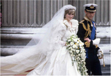 Ślub księżnej Diany i księcia Karola był niewątpliwie ogromnym wydarzeniem. Diana Spencer i książę Karol pobrali się 29 lipca 1981 roku w Katedrze św. Pawła w Londynie, a samo wydarzenie nabrało rangi święta narodowego. Wtedy wszystkie media były zwrócone w stronę brytyjskiej monarchii.